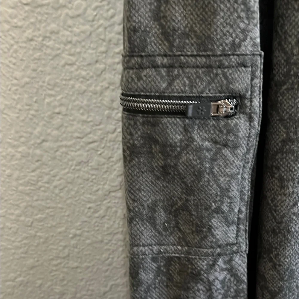 Nine West Grey Snake Print Sweatshirt Size 1X NWT - Picture 4 of 5